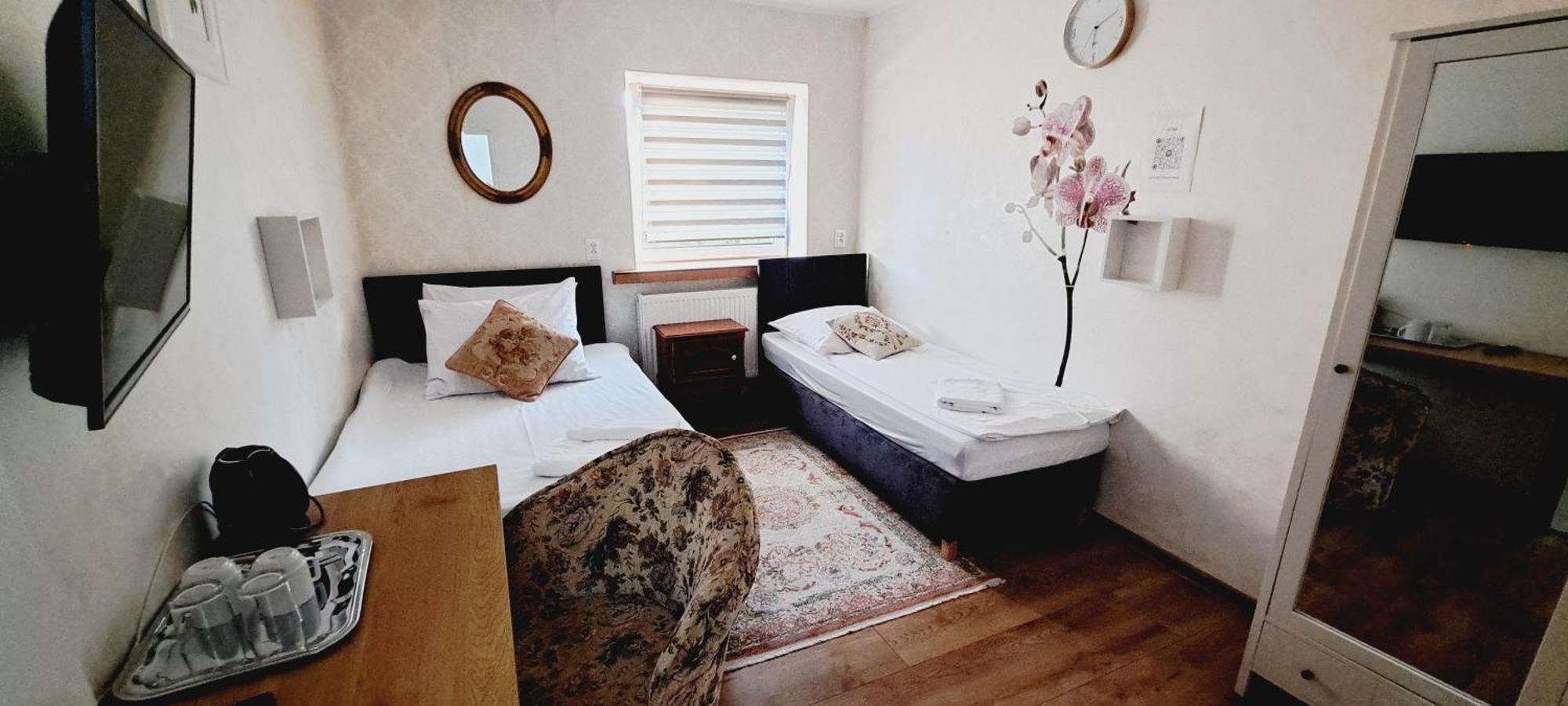 Hotel Rezydencja Rosa Przemysl Bagian luar foto